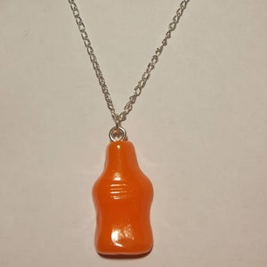 Handgjort halsband i form av en söt fimo-mjölkflaska på en 40 cm silverpläterad kedja. Rött och orange.