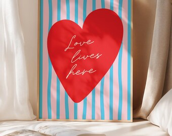 Love Lives Here Quote Print, Colourful Hallway Wall Art, Red Heart Poster, Pink & Blue Stripes, Dopamine Decor for Trendy Aesthetic Entryway