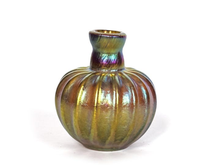 Vintage Iridescent Ribbed Studio Art Glass Bud Vase – Raabe & Fellerman.