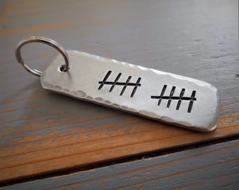 Tally Mark, dix ans, 10e anniversaire de mariage, 10e anniversaire, anniversaire d'étain, étain, cadeau personnalisé, mari, femme, porte-clés, amour