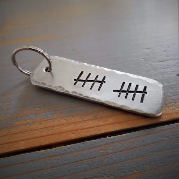 Tally Mark, dix ans, 10e anniversaire de mariage, 10e anniversaire, anniversaire d'étain, étain, cadeau personnalisé, mari, femme, porte-clés, amour