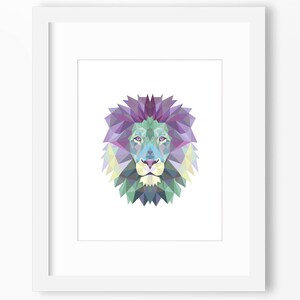 Könnte beinhalten: Gerahmter Druck mit einem geometrischen Löwenkopf. Die Löwenmähne ist eine lebendige Mischung aus violetten, grünen und gelben Dreiecksformen. Das Gesicht ist in einem helleren Blau- und Grünton gehalten. Das Kunstwerk ist vor einem weißen Hintergrund.