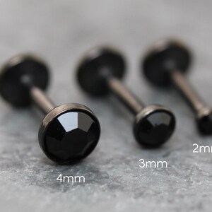 Pendiente pequeño de cristal negro sin rosca con parte trasera plana - Pendiente para piercing de tragus - Pendiente apilable para labret - Pendiente para hélix - Anillo de nariz con engaste de bisel
