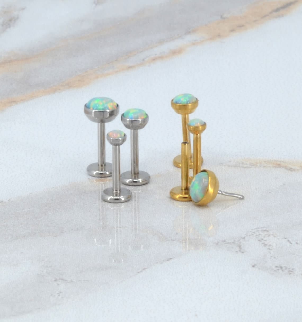 4 Stück Nasenstecker Simulierter Opal – Chirurgenstahl, 20g, L-Biegung