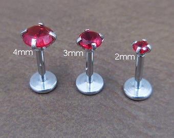 Orecchino a perno piatto con zirconi rossi • Orecchino a perno per cartilagine • Piercing senza fili • Orecchino con elica in avanti • Orecchino piccolo per trago