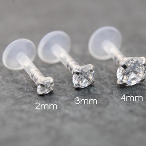 Pendientes apilables BioFlex de parte trasera plana con engaste de garras de circonita cúbica • Pendiente de plata para hélix, tragus y otros usos (calibre 16) • Pendiente pequeño para tragus • Pendiente para cartílago