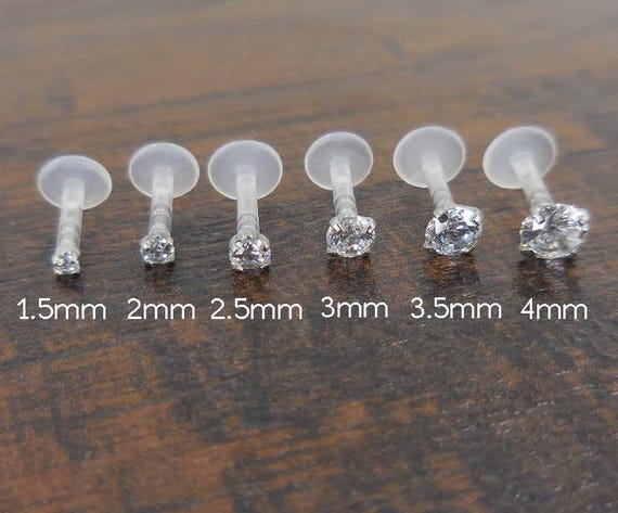 Piercing a perno piatto in acciaio chirurgico 18G con zirconi cubici – elica, cartilagine, anello al naso - Italia