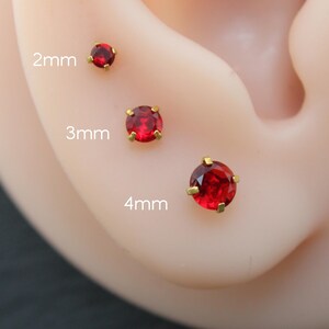 Pendientes de botón planos de oro con circonitas rojas ~ Aro de nariz con pasador ~ Pendiente pequeño para piercing de tragus ~ Pendiente para cartílago ~ Conjunto de pendientes sin rosca de oro PVD