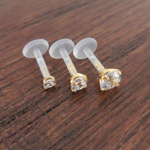 Orecchini a dorso piatto 16G da 6 mm, 8 mm o 10 mm in titanio color oro con griffe incastonate, zirconi trasparenti, tripla elica anteriore, anelli per cartilagine, trago, BioFlex e BioPlast