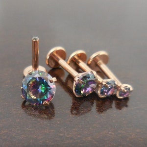 Pendientes de aro con parte posterior plana para cartílago del trago, con circonita cúbica de 18 g, 1/4", 6 mm, 2, 3, 4 o 5 mm, con triple hélice hacia adelante y juego de puntas de cristal arcoíris en tono dorado