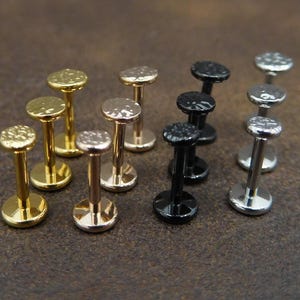Orecchini a cerchio martellato con disco piatto piccolo, anello al naso con perno senza fili color oro, orecchini unici dall'aspetto rustico da 16G, 18G, 20G
