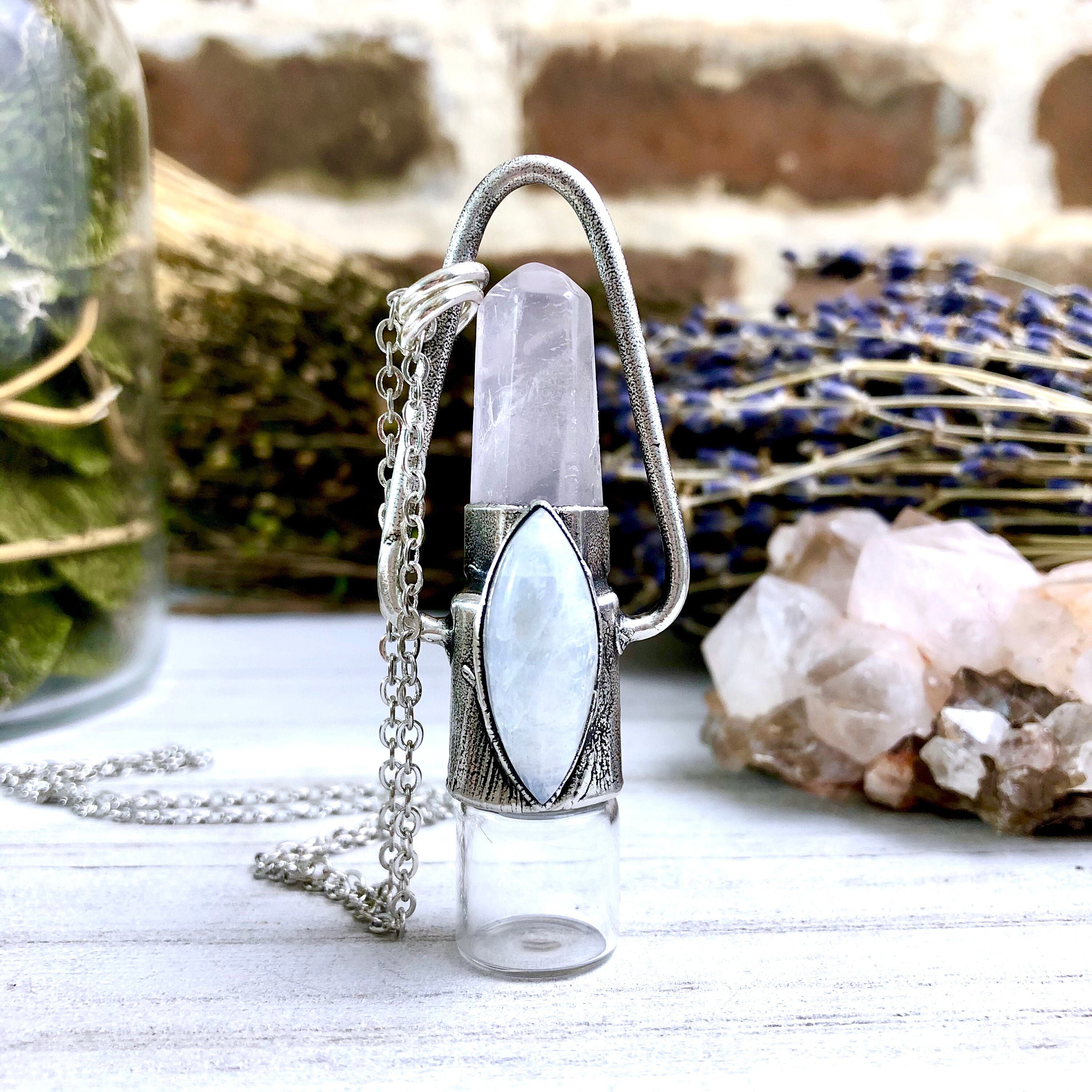Essential oils store for jewelry