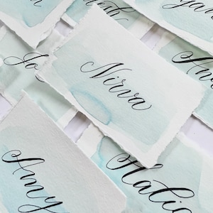 Aangepaste aquarel platte of tentplaatskaarten met gepersonaliseerde kalligrafie – Decoratie bruiloft en evenement