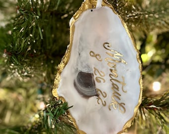 Marque-place en coquille d'huître ornement avec trou percé avec calligraphie avec nom de l'invité pour marque-place