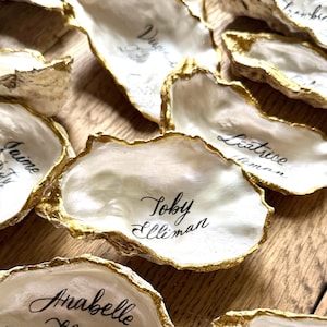 Segnaposto in conchiglia di ostrica metallizzata oro o argento con centro perlato, conchiglia di ostrica con calligrafia per matrimonio, perla