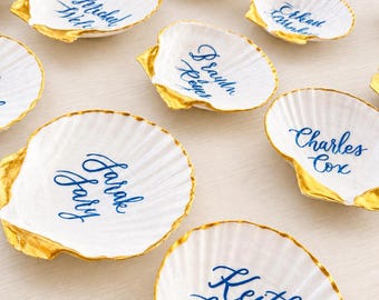 10 platos para anillos con forma de concha de vieira, con caligrafía y bordes dorados para Lisa