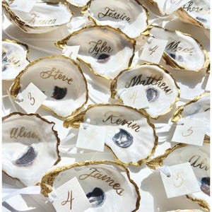 Segnaposto a forma di conchiglia di ostrica con bordo dorato e calligrafia – Decorazioni per matrimoni, ornamenti, artigianato, fori opzionali, numero del tavolo
