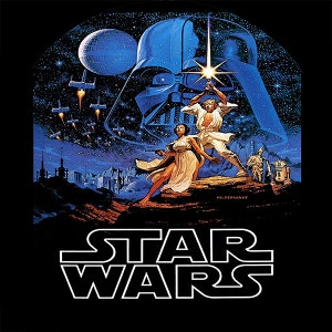 Może przedstawiać: Plakat filmowy Star Wars z niebiesko-czarną ilustracją. Obraz zawiera sylwetkę Dartha Vadera, Gwiazdę Śmierci i postacie z mieczem świetlnym. Słowa "STAR WARS" są w białych blokowych literach na dole.