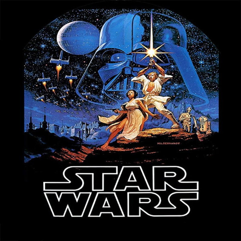 Może przedstawiać: Plakat filmowy Star Wars z niebiesko-czarną ilustracją. Obraz zawiera sylwetkę Dartha Vadera, Gwiazdę Śmierci i postacie z mieczem świetlnym. Słowa "STAR WARS" są w białych blokowych literach na dole.