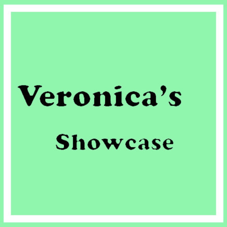 Może przedstawiać: Kwadratowa grafika z jasnozielonym tłem i białym obramowaniem. Tekst "Veronica's Showcase" jest wyświetlany pogrubioną, czarną czcionką.