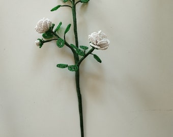 Branche de 3 roses blanches perlée pour centre de table ou dans un vase