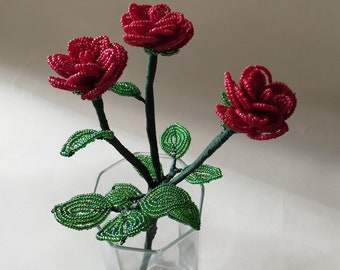 3 Roses rassemblées, rouge irisé, perlée pour centre de table ou dans un vase, symbole : "je t'aime"