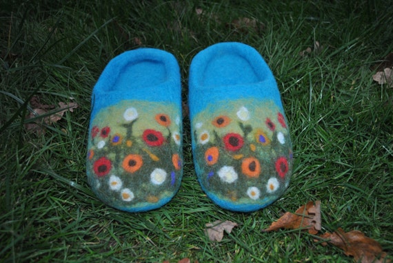 FLOWER MEADOW felted slippers / Natural felted women home slippers. Size you can order