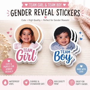 Puede incluir: Dos pilas de pegatinas de revelación de género con fotos de niños. Una pila tiene el texto TEAM Girl en rosa, la otra TEAM Boy en azul. El texto superior dice TEAM GIRL & TEAM BOY GENDER REVEAL STICKERS. El texto adicional incluye CUTE & PERFECT FOR GENDER REVEALS!, MADE WITH LOVE, WATERPROOF VINYL, DURABLE & DISHWASHER SAFE, HIGH QUALITY PRINT y GREAT FOR PARTY FAVORS.