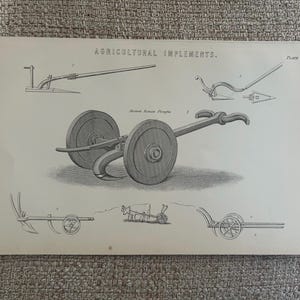 Jaren 1870 landbouwprint | Oud-Romeinse ploegengravure | Antieke landbouwwerktuigen | Victoriaanse machines | Boerderijkunst