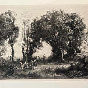 Op de afbeelding: Zwart-wit print van een boslandschap met bomen en figuren die dansen in een open plek. Het kunstwerk is in een klassieke stijl, met gedetailleerde schaduwen en een gevoel van beweging. De figuren zijn gekleed in vloeiende kleding.