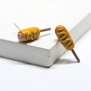 Corn Dog Ohrringe |  Essen Ohrringe, corn Dog Schmuck, Karneval Essen, hypoallergen und bleifrei