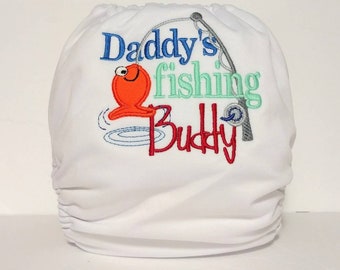 Daddys Fishing Buddy Couches en tissu brodé - Couche en tissu de campagne - Nappy poche brodée - Bloomers brodés - Poisson tout en un