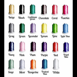 Op de afbeelding: Een kaart met 18 spoelen garen in verschillende kleuren, waaronder beige, zwart, Caribisch groen, chocolade, koraal, fuchsia, grijs, groen, lavendel, citroen, limoen, lichtblauw, marineblauw, roze, pruim, paars, rood, koninklijk blauw, salie, zilver, mandarijn, tropisch blauw en wit.