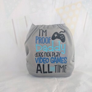 Preuve Papa ne joue pas à des jeux vidéo tout le temps couche en tissu - First Birthday Nappy - Pocket Diaper- Couches Cover - Funny Cloth Couche