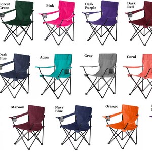 Puede incluir: Un conjunto de 18 sillas plegables en varios colores, incluyendo negro, verde bosque, rosa, morado oscuro, rojo oscuro, rojo, azul real, azul oscuro, aguamarina, gris, coral, rosa claro, verde brillante, granate, azul marino, naranja y morado brillante. Cada silla tiene un portavasos y un marco de metal negro.