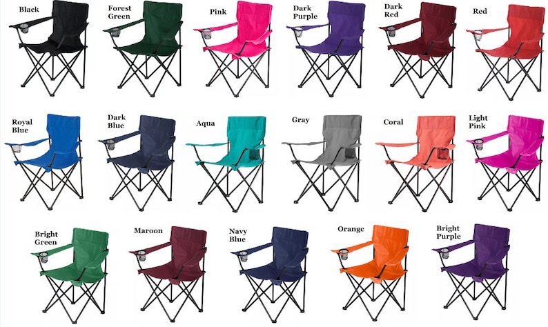 Puede incluir: Un conjunto de 18 sillas plegables en varios colores, incluyendo negro, verde bosque, rosa, morado oscuro, rojo oscuro, rojo, azul real, azul oscuro, aguamarina, gris, coral, rosa claro, verde brillante, granate, azul marino, naranja y morado brillante. Cada silla tiene un portavasos y un marco de metal negro.