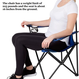 Puede incluir: Una silla de camping plegable azul y negra con un l&iacute;mite de peso de 225 libras. El asiento est&aacute; a unos 16 pulgadas del suelo. La silla de camping b&aacute;sica es ideal para un adulto m&aacute;s peque&ntilde;o o un ni&ntilde;o mayor.