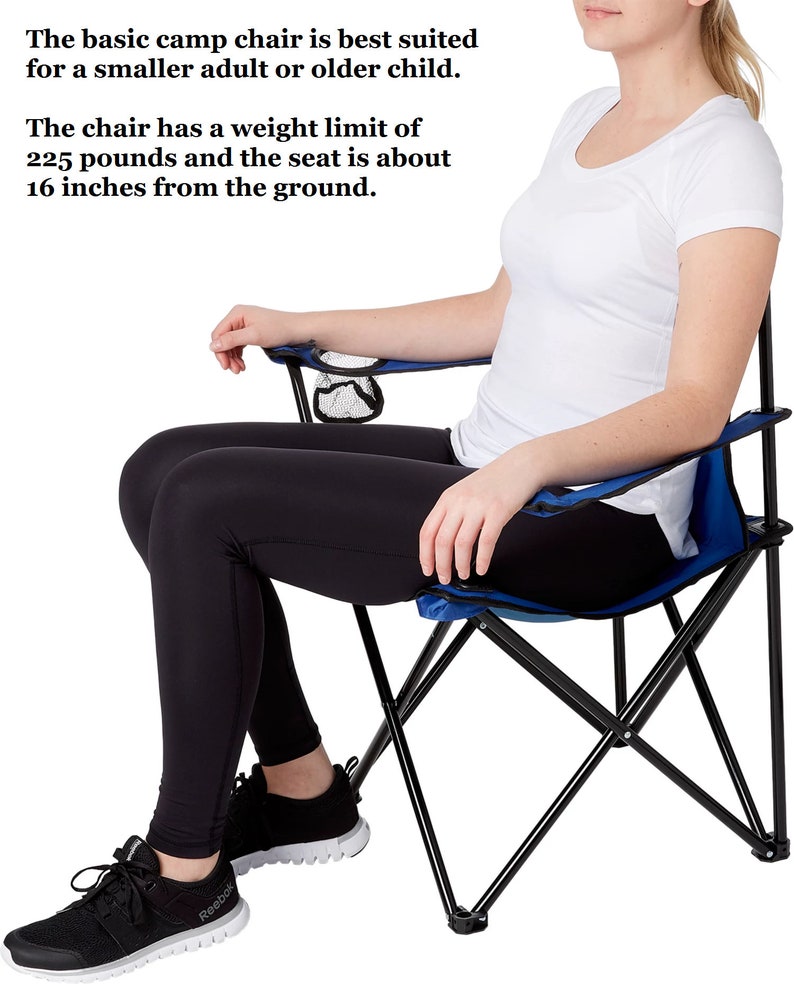 Puede incluir: Una silla de camping plegable azul y negra con un l&iacute;mite de peso de 225 libras. El asiento est&aacute; a unos 16 pulgadas del suelo. La silla de camping b&aacute;sica es ideal para un adulto m&aacute;s peque&ntilde;o o un ni&ntilde;o mayor.