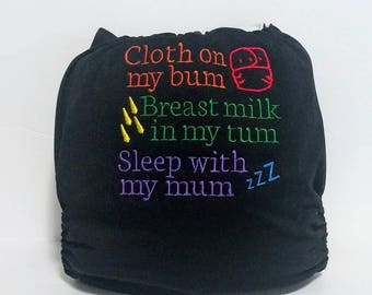 Broderad tygblöja med texten "Cloth On My Bum" - Natural Parenting All In One - Tygblöja - Broderade mamelukar - Pocketblöja - Blöjskydd