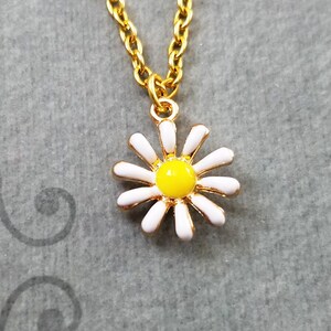 Daisy Necklace SMALL Daisy Jewelry Daisy Pendant Daisy Charm Flower Necklace Bridesmaid Necklace Flower Girl Gift Flower Jewelry Enamel