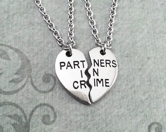 Partner in Crime Halskette Set kleine Bestfriends Halsketten besten Freunde Halskette Schwestern Halsketten Trauzeugin Ehre Freundschaft Halskette