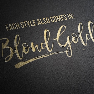 Puede incluir: Cada estilo tambi&eacute;n viene en: Blond Gold. Este texto est&aacute; escrito en una fuente de letra dorada sobre un fondo negro.
