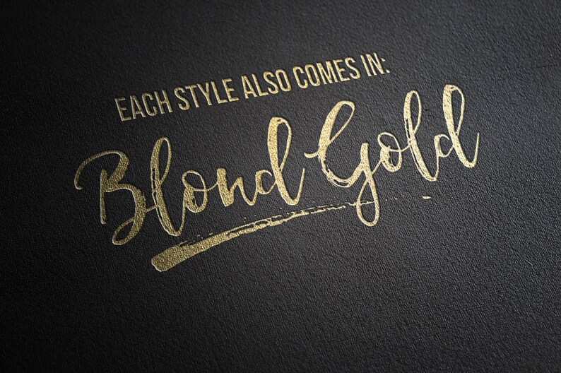 Puede incluir: Cada estilo tambi&eacute;n viene en: Blond Gold. Este texto est&aacute; escrito en una fuente de letra dorada sobre un fondo negro.
