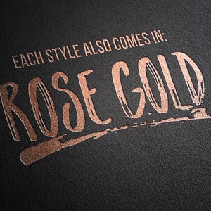 Puede incluir: Texto en oro rosa sobre fondo negro. El texto dice "Cada estilo tambi&eacute;n viene en: ROSE GOLD".