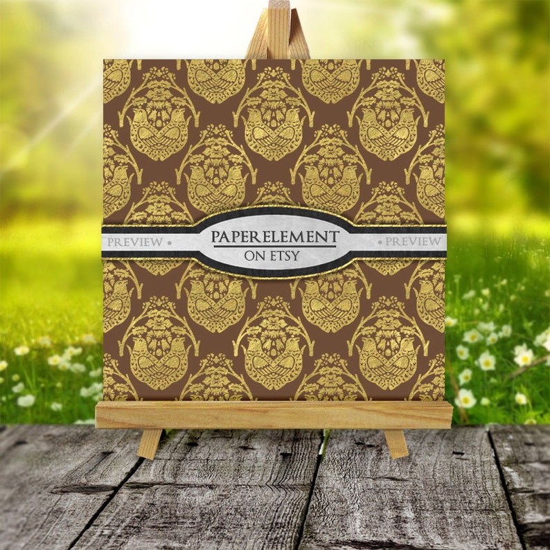 Puede incluir: Un patr&oacute;n de papel digital con un dise&ntilde;o repetitivo de p&aacute;jaros dorados sobre un fondo marr&oacute;n. El texto "PAPER ELEMENT ON ETSY" se muestra en una pancarta blanca.