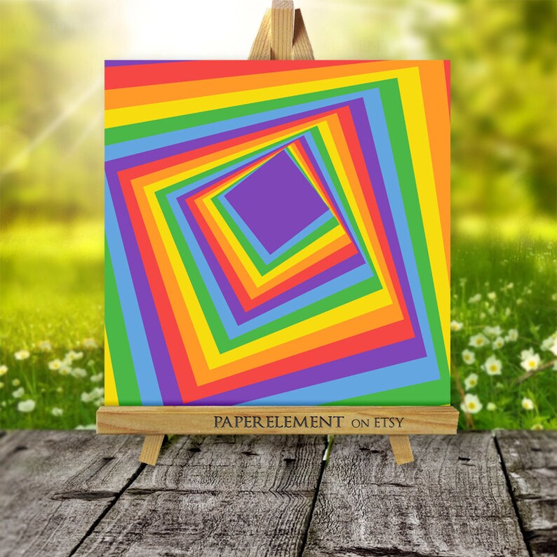 K&ouml;nnte beinhalten: Ein quadratisches Bild mit einem Regenbogenmuster, in dessen Mitte sich ein violettes Quadrat befindet. Das Regenbogenquadrat besteht aus mehreren Quadraten, die jeweils eine andere Farbe des Regenbogens haben. Das Bild befindet sich auf einem Holzstaffelei mit dem Text "PAPERELEMENT ON ETSY" am unteren Rand.