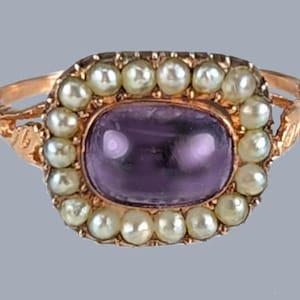 Anillo victoriano de oro rosa de 18 quilates con amatista y perla natural en racimo. Anillo antiguo con cabujón, c. 1890.