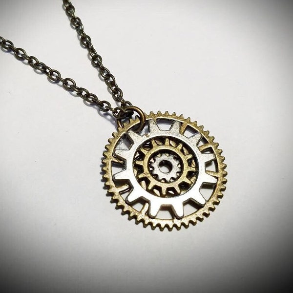 Cadeaux avec pendentif équipement d'ingénieur steampunk / Collier d'objets trouvés recyclés et recyclés en métaux mélangés / Bijoux punk diesel cosplay pignon.