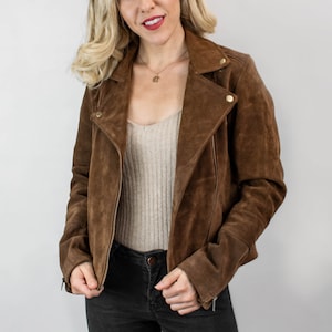 Blouson motard en daim marron clair pour femme fait main | douce en daim pour femmes avec détails matelassés classiques Dans Marron Foncé | Cadeau fête des mères