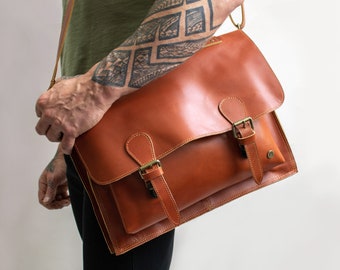 Traditionele Tan Buffalo Leather Satchel - Messenger Bag - Boekentas - Schooltas/werktas met 15" laptopcapaciteit in bruin van MAHI